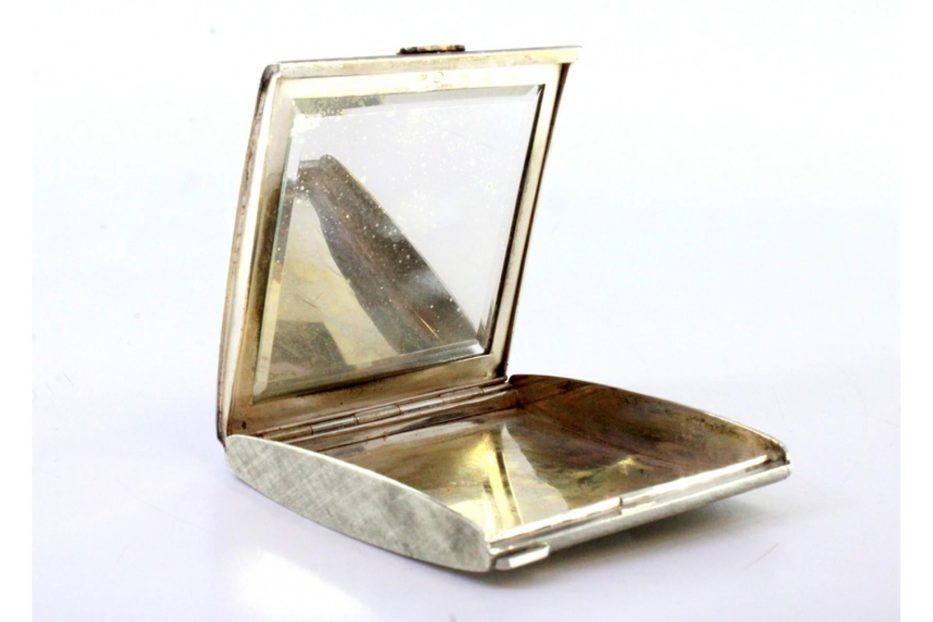 Silver toiletry box with gold clasp and synthetic stones and mirror inside In Good Condition For Sale In Porto, PT