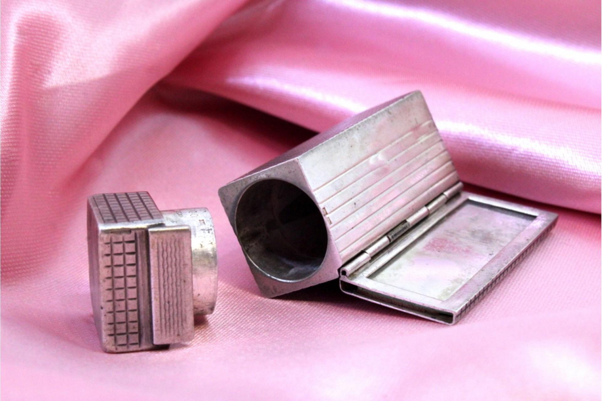 Silver toiletry box with lipstick holder and mirror with removable lid For Sale 2