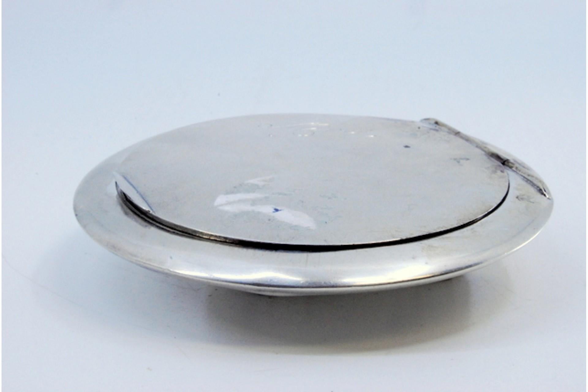 Silver toiletry box with mirror inside and hinged lid In Good Condition For Sale In Porto, PT