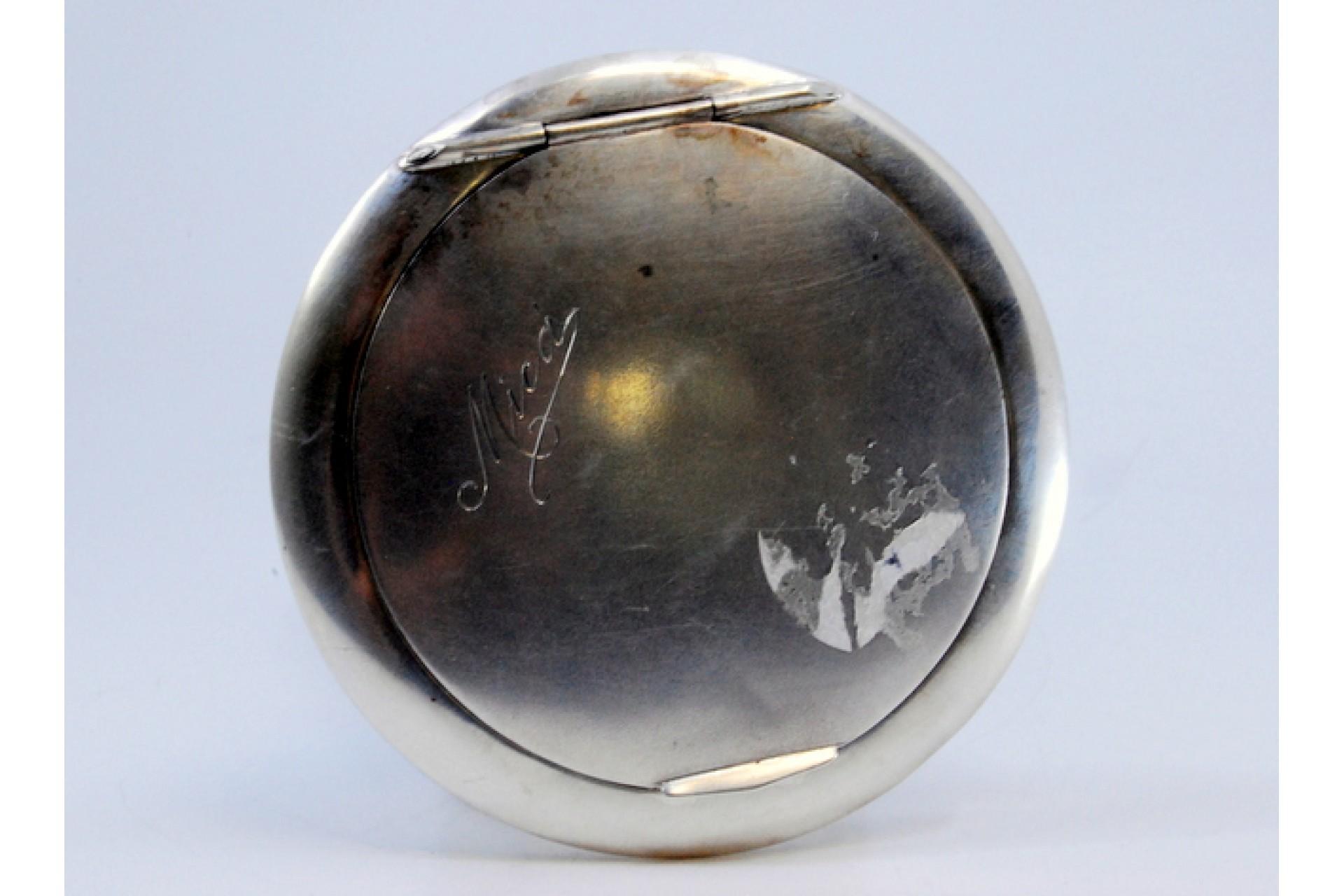 Silver toiletry box with mirror inside and hinged lid For Sale 2