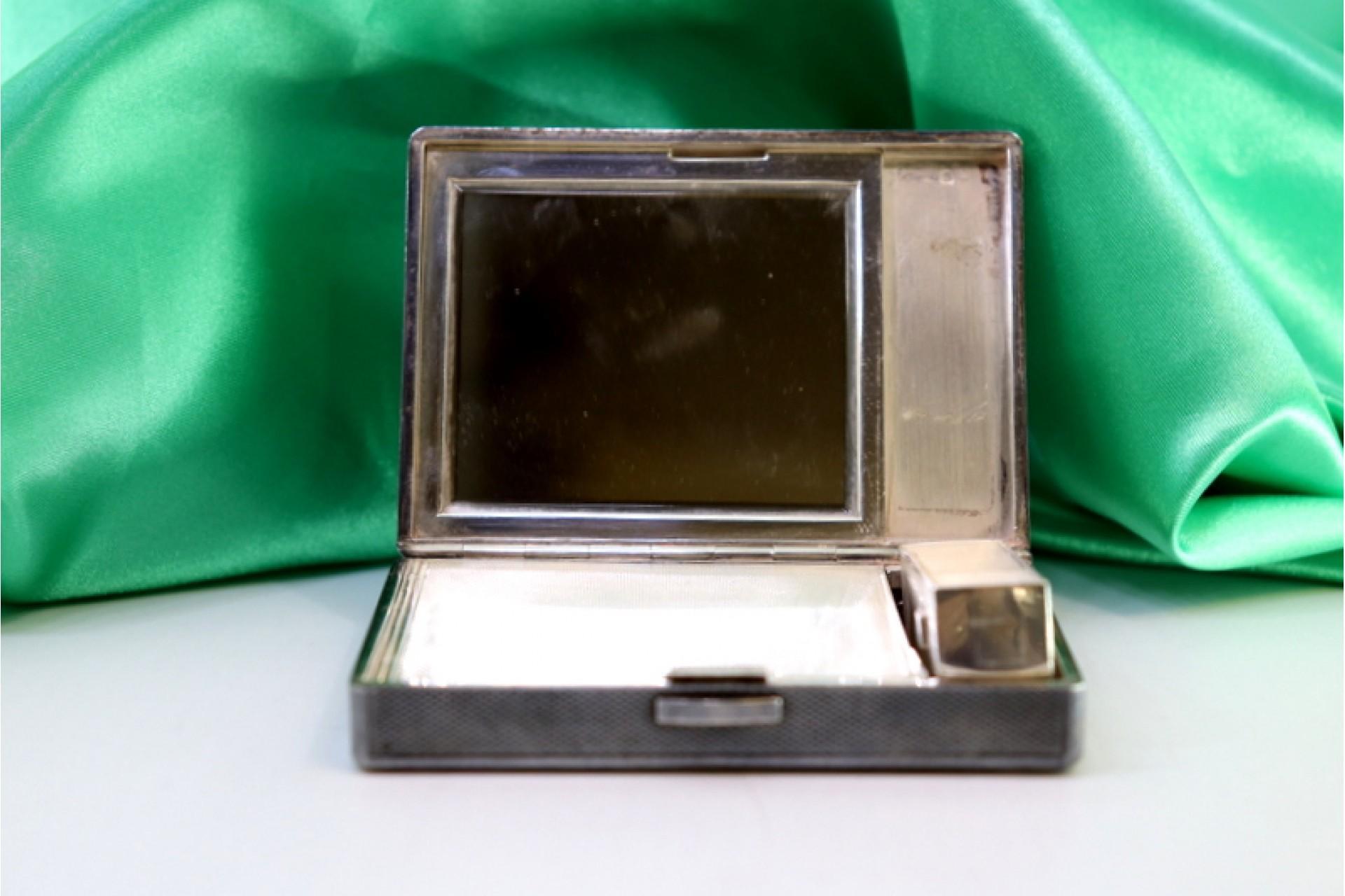 Silver toiletry box with mirror, lipstick holder and powder container In Good Condition For Sale In Porto, PT