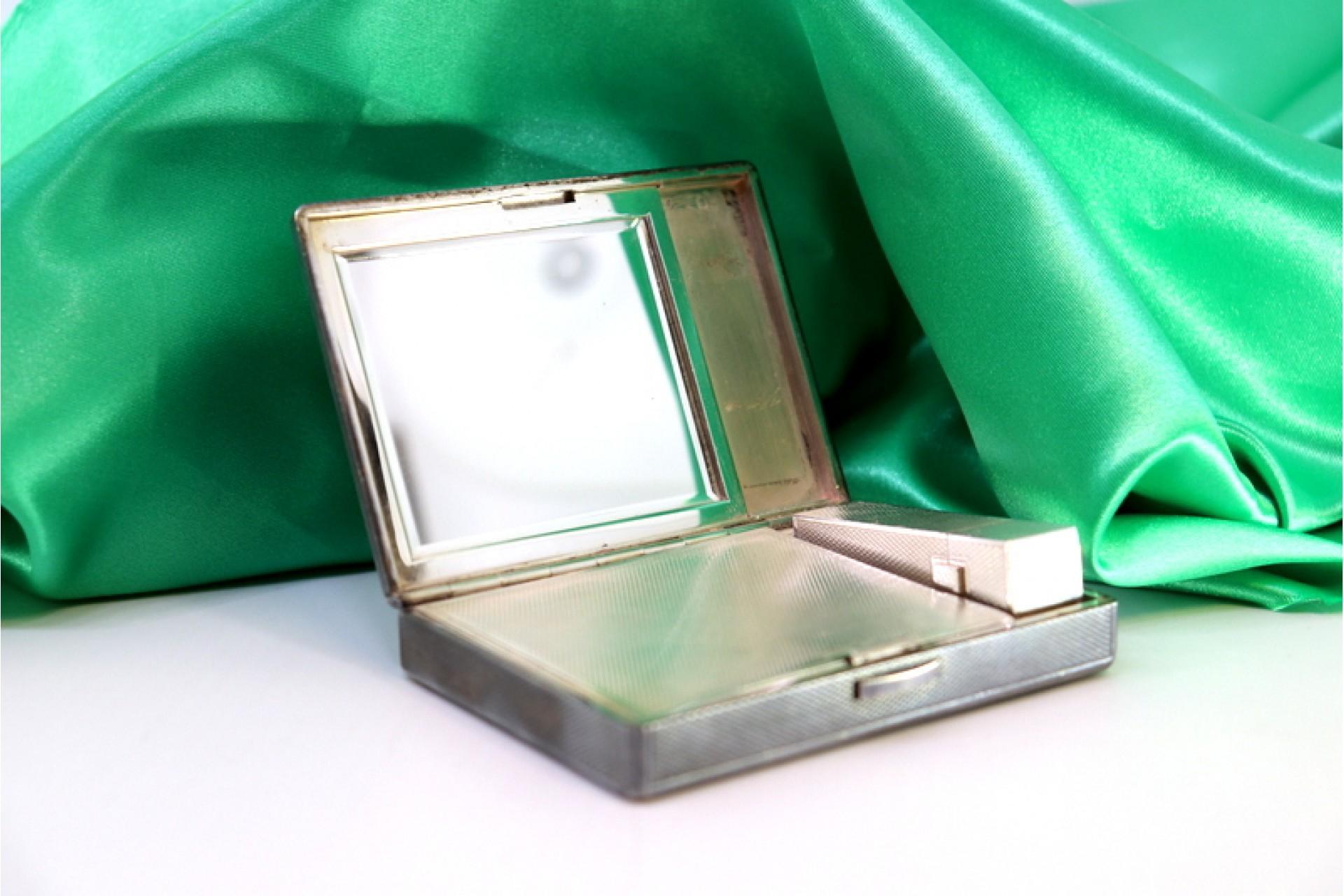 Silver toiletry box with mirror, lipstick holder and powder container For Sale 1