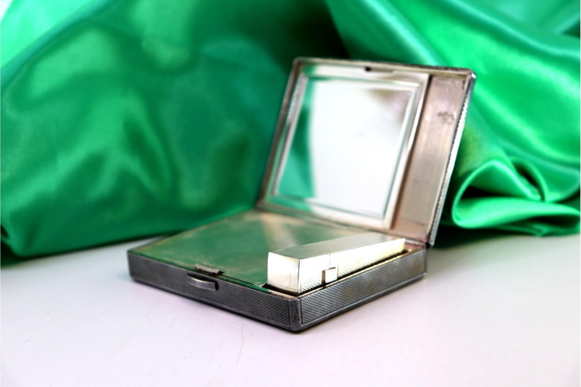 Silver toiletry box with mirror, lipstick holder and powder container For Sale 2