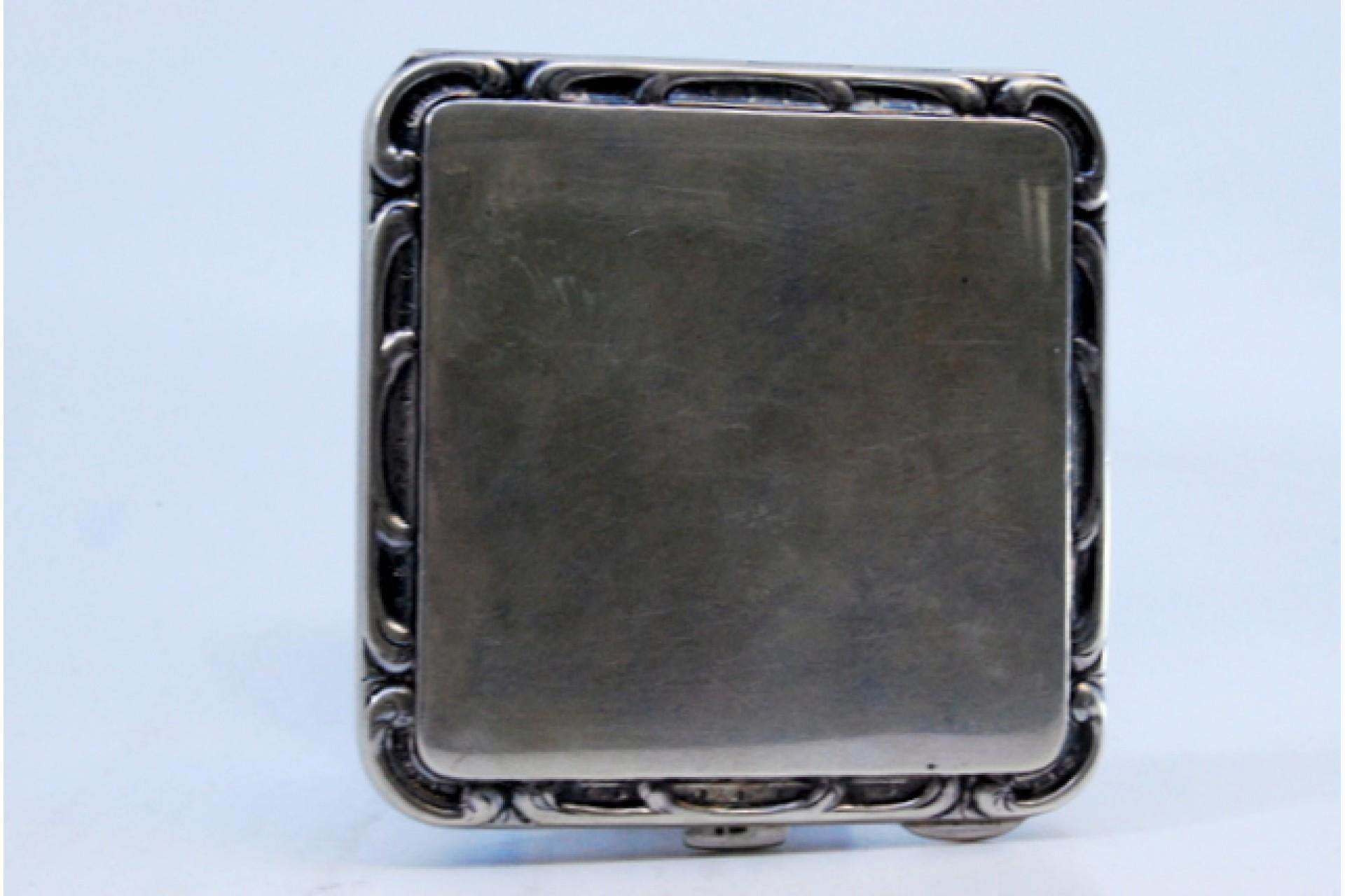 Silver toiletry box with shell-shaped border and mirror inside In Good Condition For Sale In Porto, PT