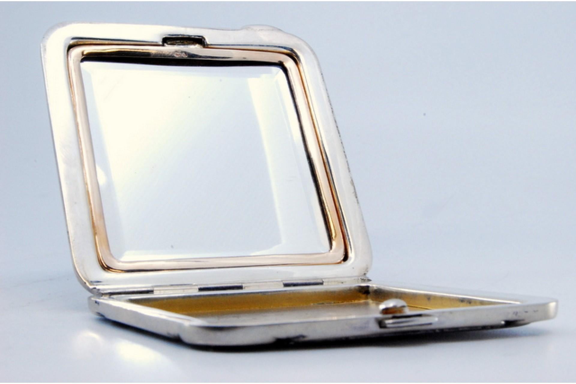 Silver toiletry box with shell-shaped border and mirror inside For Sale 1