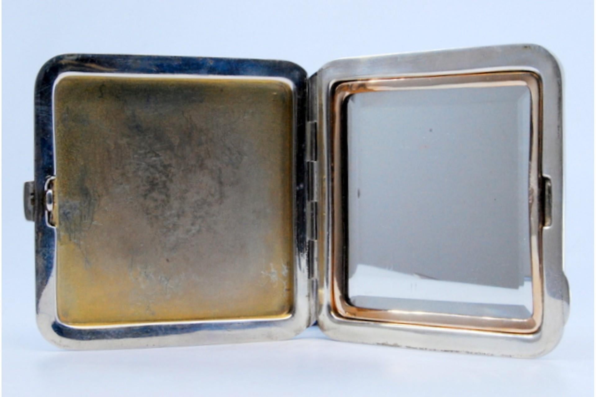Silver toiletry box with shell-shaped border and mirror inside For Sale 2