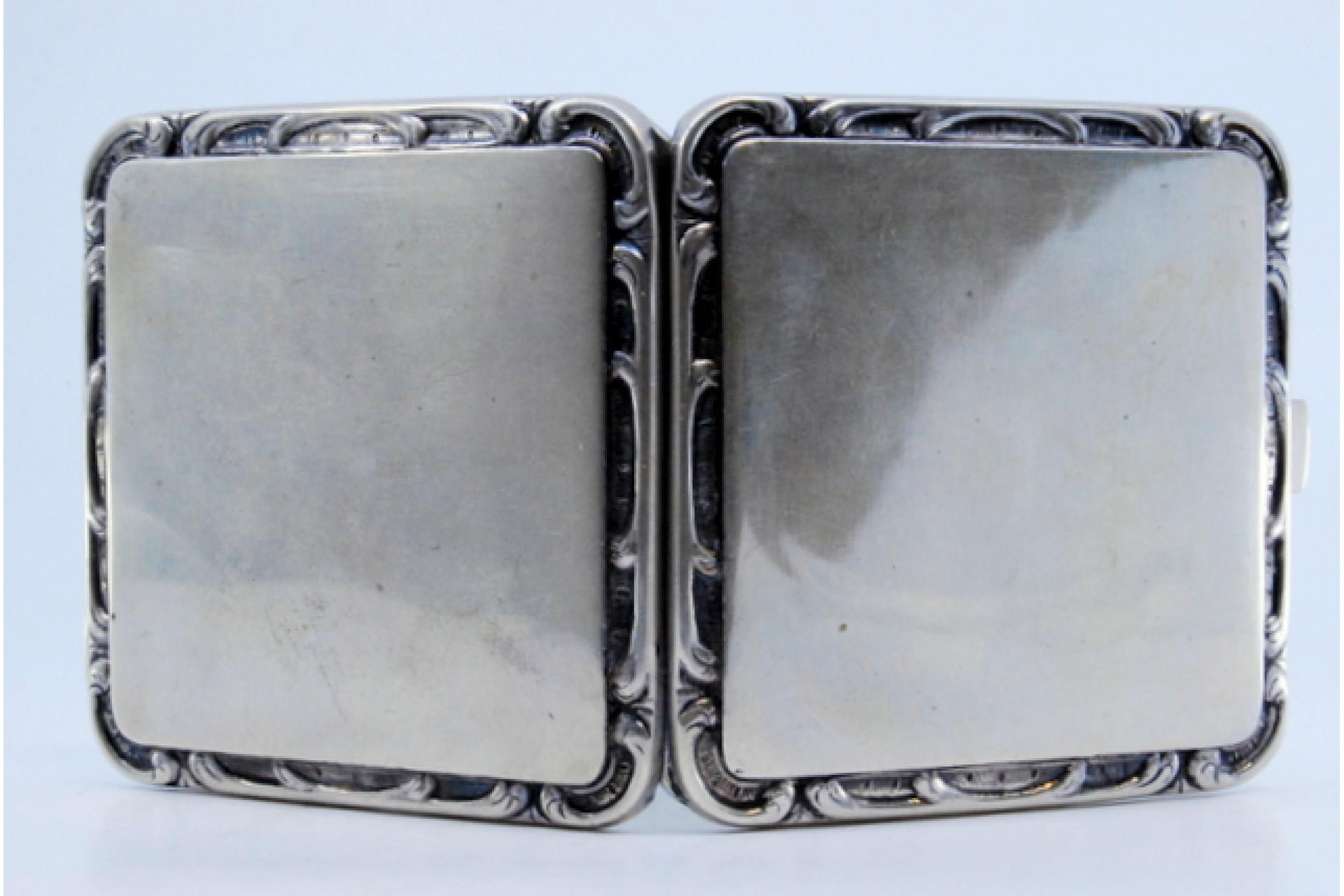Silver toiletry box with shell-shaped border and mirror inside For Sale 3