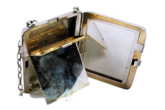 Neceser de plata con dos depósitos, espejo interior dorado y cadena de suspensión