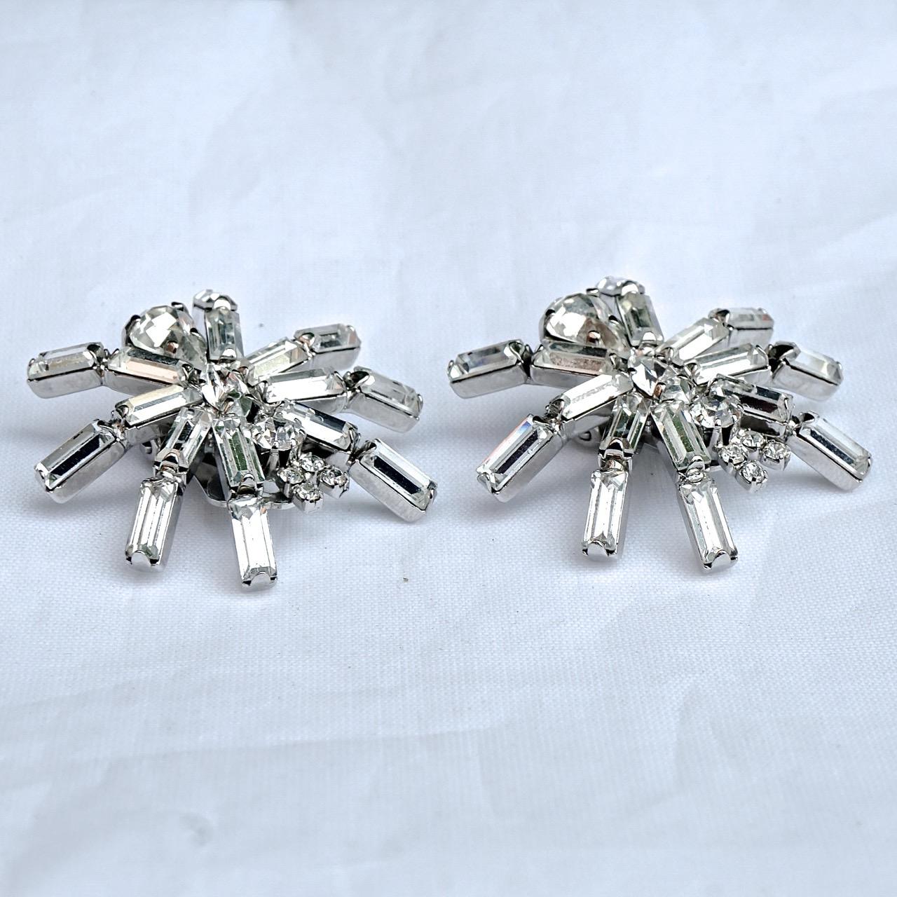 Silberne, silberne und klare Strass-Ohrringe mit Spinnenklammern, um 1980er Jahre im Zustand „Gut“ im Angebot in London, GB