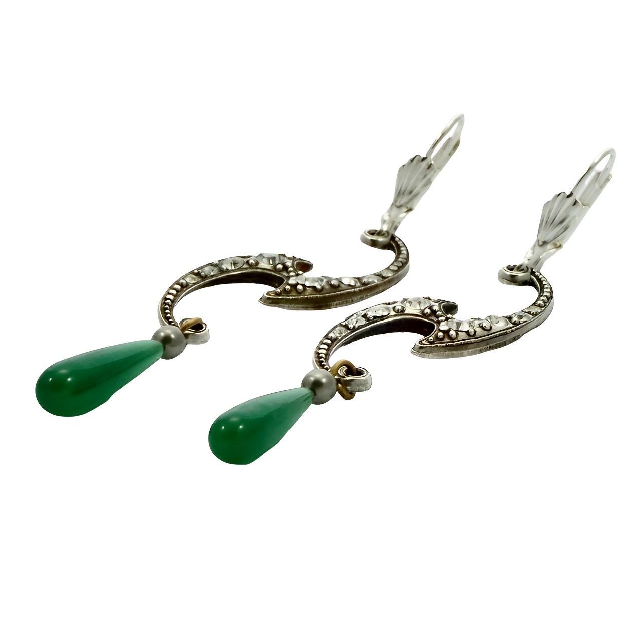 Orecchini con chiusura a leva in tonalità argento e strass con gocce di vetro verde In condizioni buone in vendita a London, GB