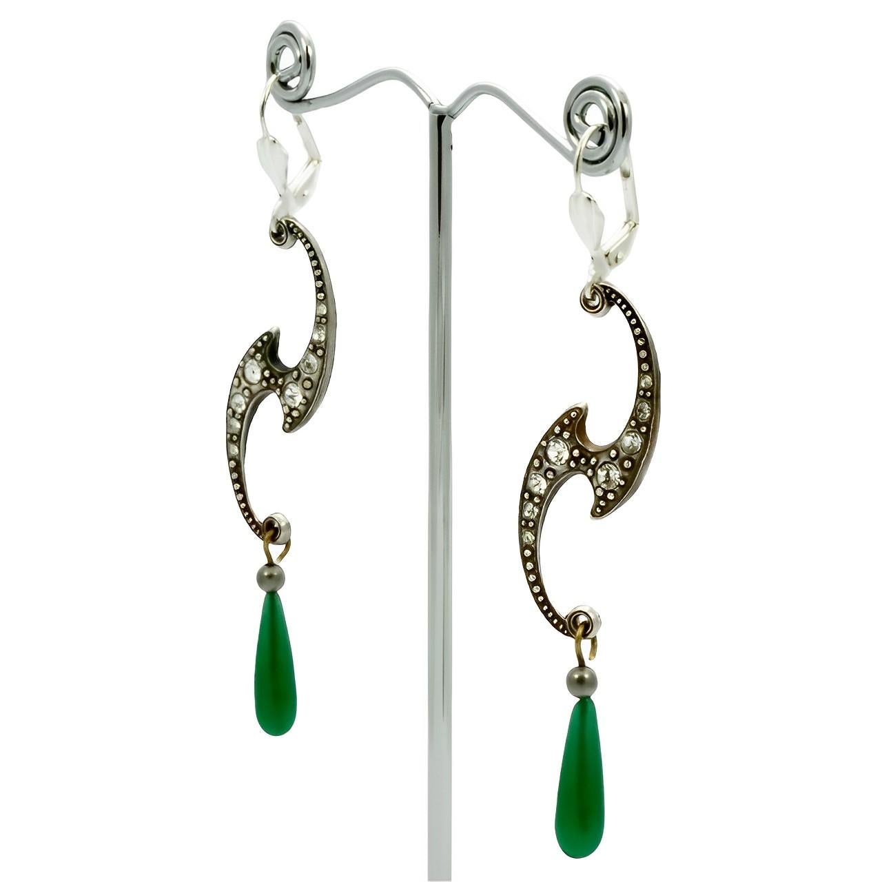 Orecchini con chiusura a leva in tonalità argento e strass con gocce di vetro verde in vendita 1