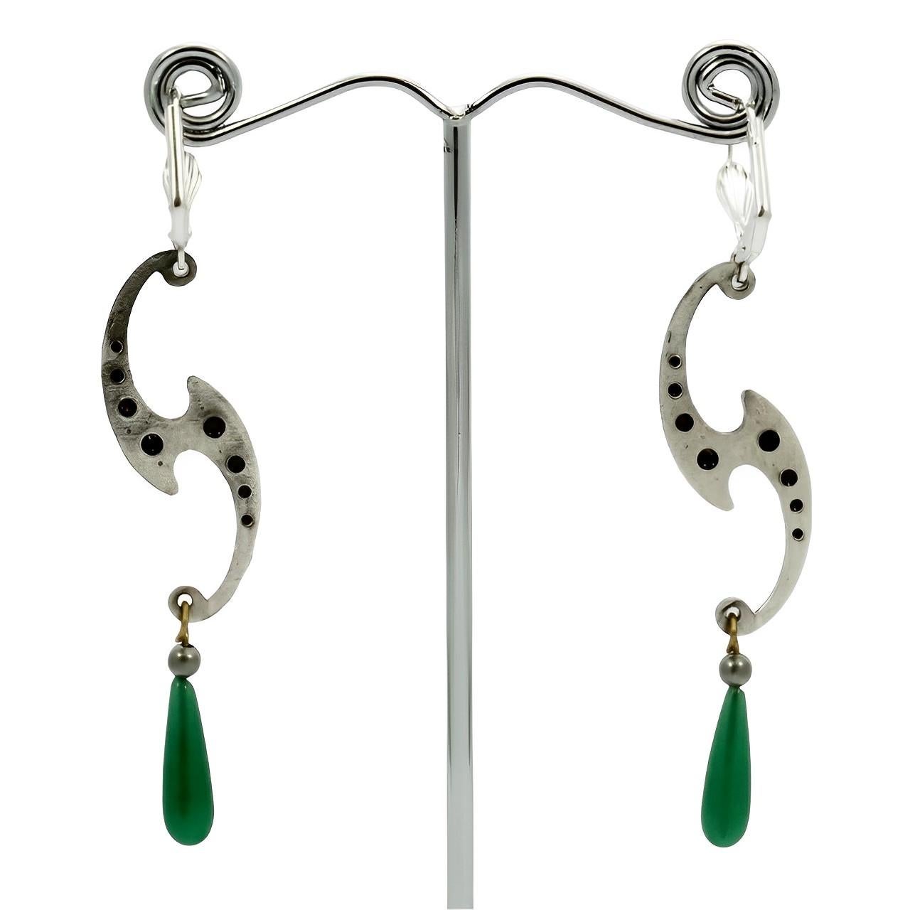Orecchini con chiusura a leva in tonalità argento e strass con gocce di vetro verde in vendita 2