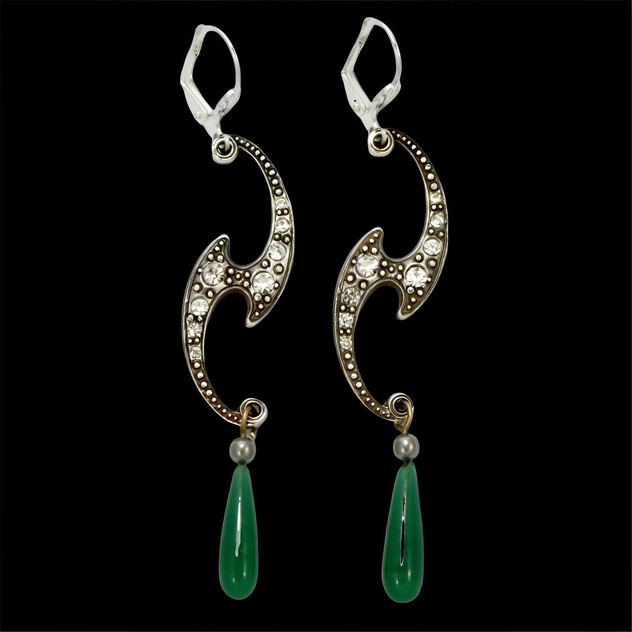 Orecchini con chiusura a leva in tonalità argento e strass con gocce di vetro verde in vendita 3