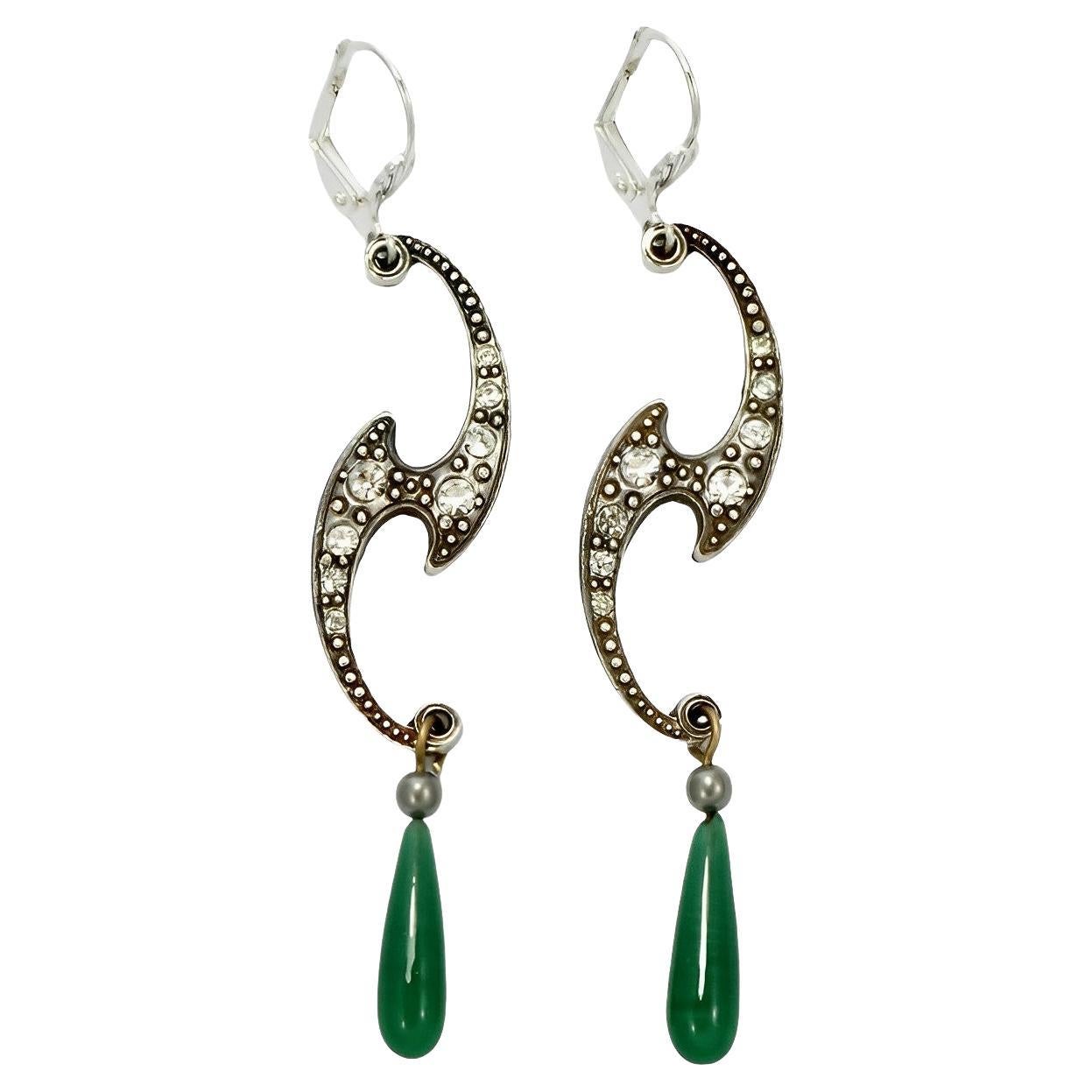 Orecchini con chiusura a leva in tonalità argento e strass con gocce di vetro verde
