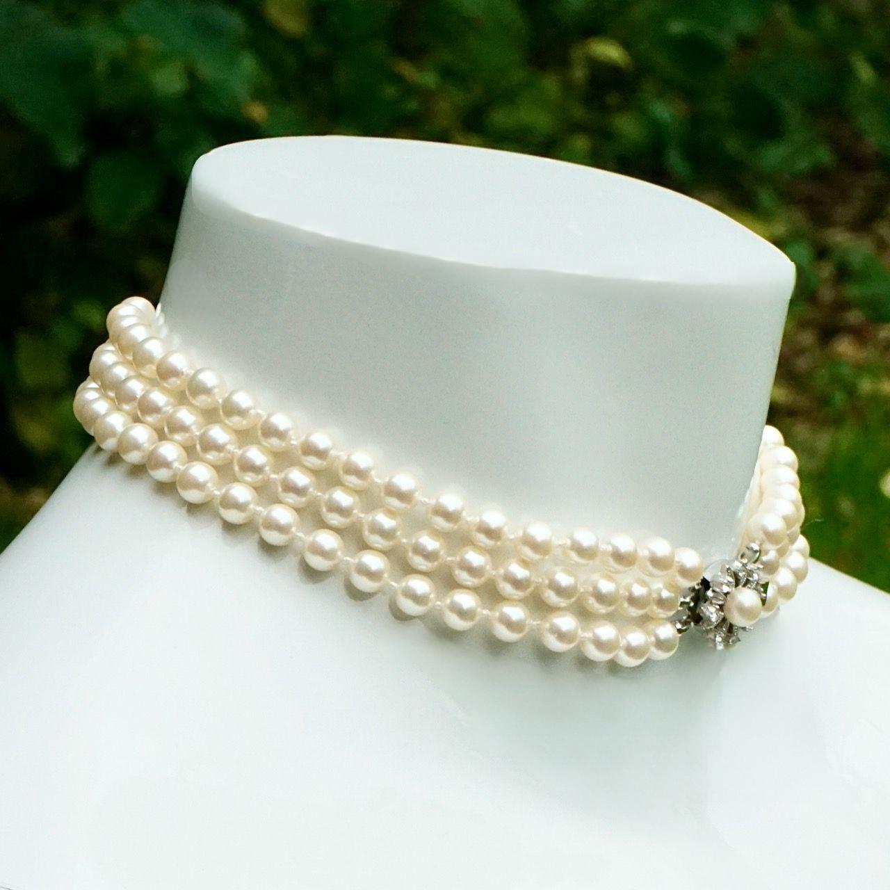 Collare in argento e tre fili di perle finte avorio con chiusura di strass In condizioni buone in vendita a London, GB