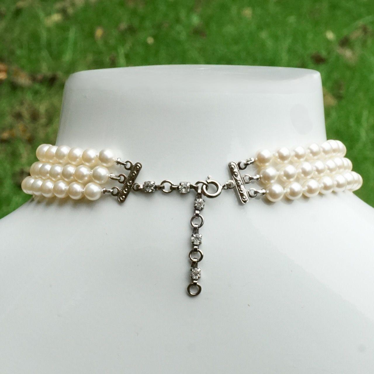 Donna Collare in argento e tre fili di perle finte avorio con chiusura di strass in vendita