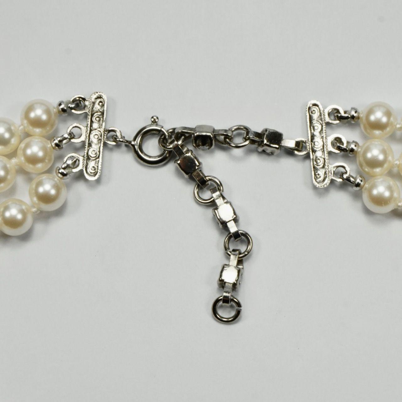 Collare in argento e tre fili di perle finte avorio con chiusura di strass in vendita 3
