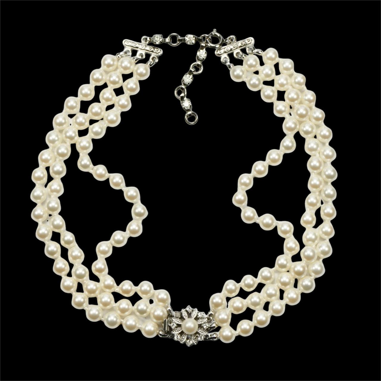 Collare in argento e tre fili di perle finte avorio con chiusura di strass in vendita 4