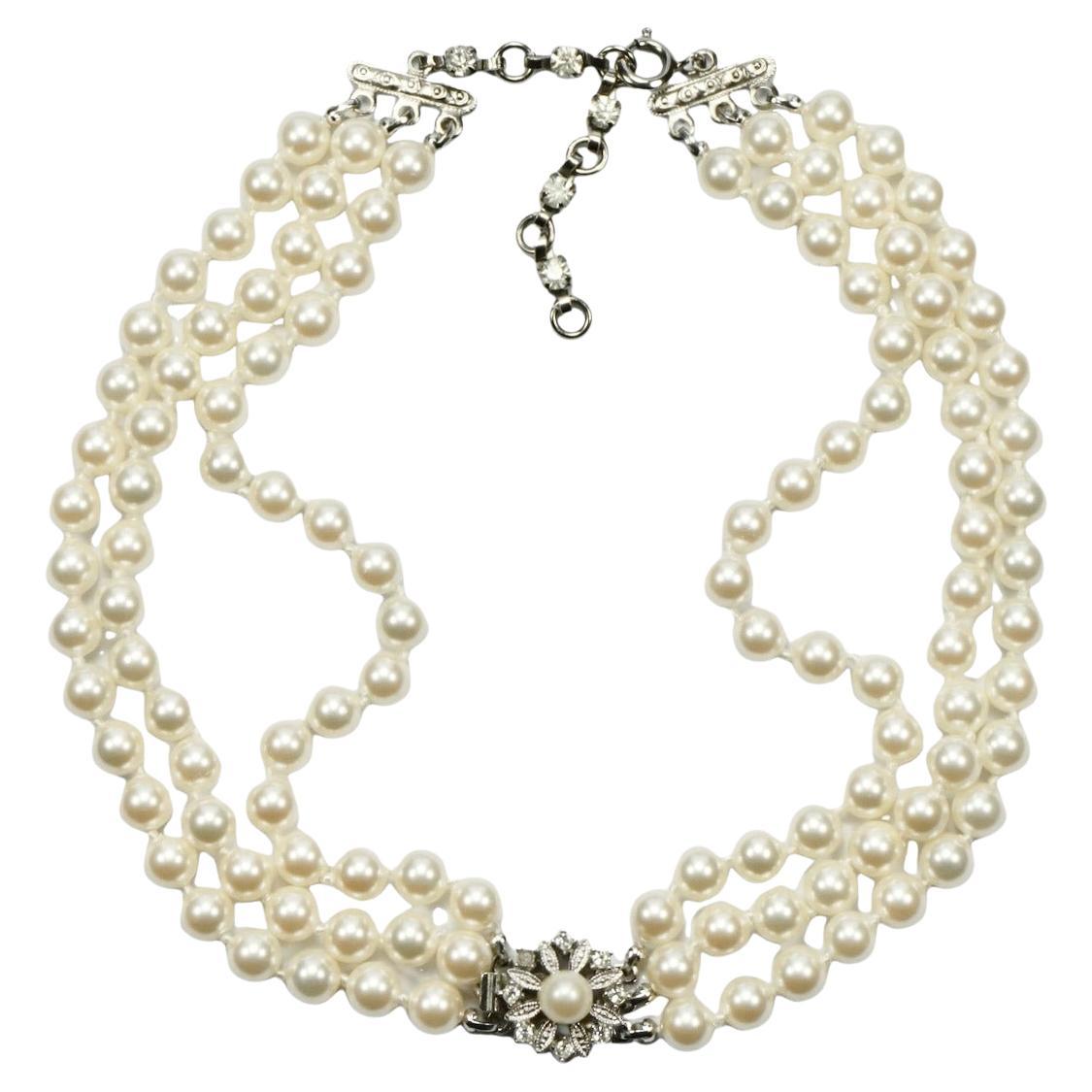 Collare in argento e tre fili di perle finte avorio con chiusura di strass in vendita