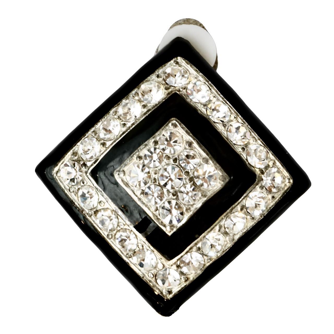 Maravillosos pendientes de clip en tono plateado, con esmalte negro y brillantes strass redondos. Mide 2,9 cm cuadrados. El baño de plata está desgastado y hay un desconchón en el esmalte de una de las puntas de los pendientes.

Este es un glamuroso