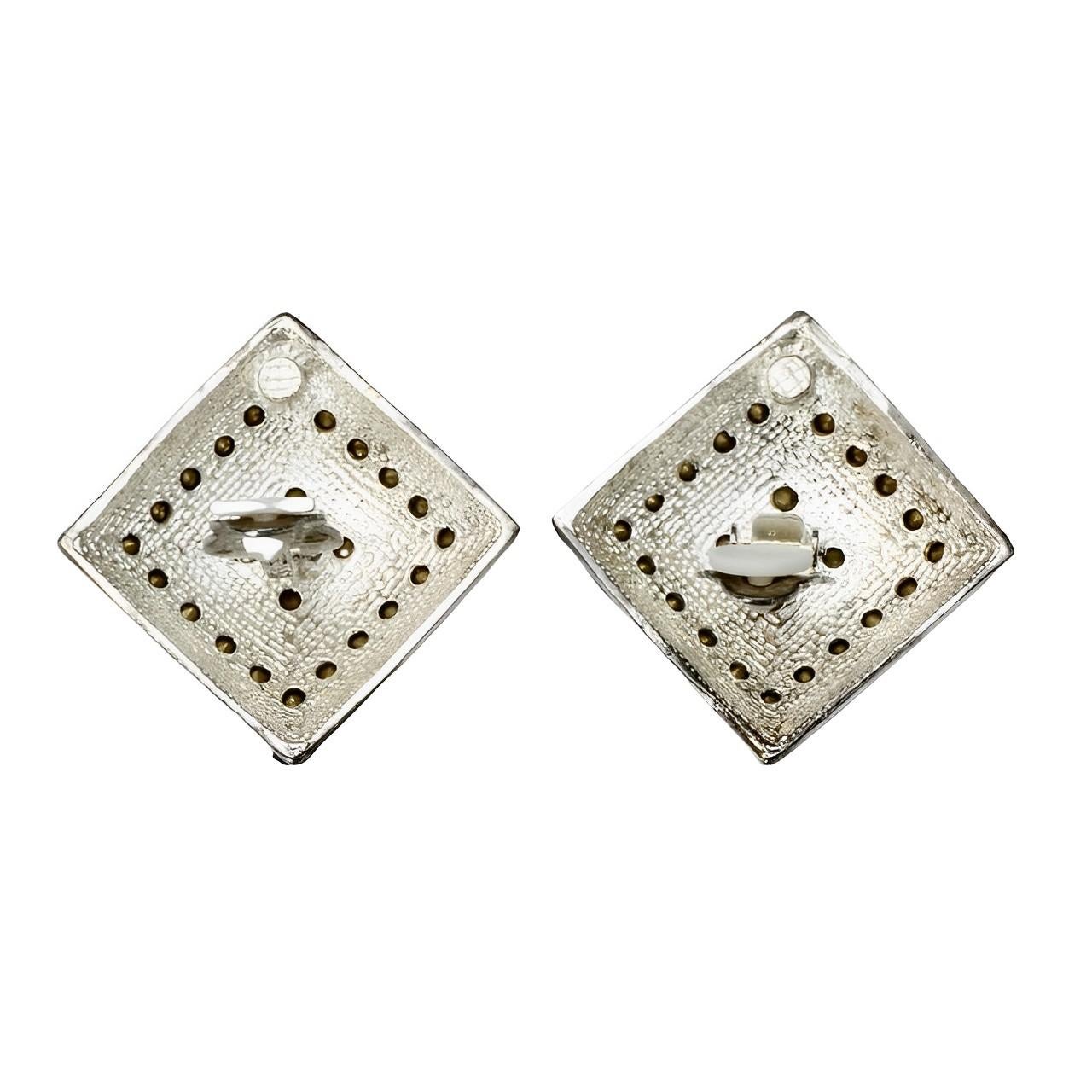 Pendientes con clip de esmalte negro y brillantes en tono plateado en venta 1