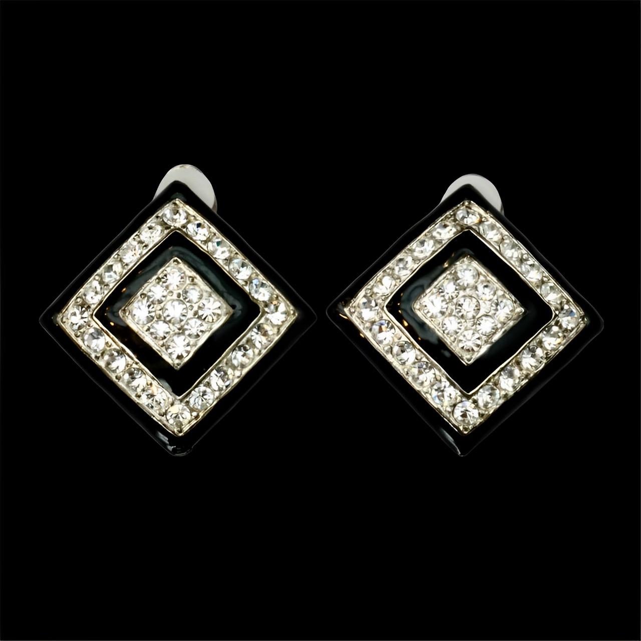 Pendientes con clip de esmalte negro y brillantes en tono plateado en venta 2