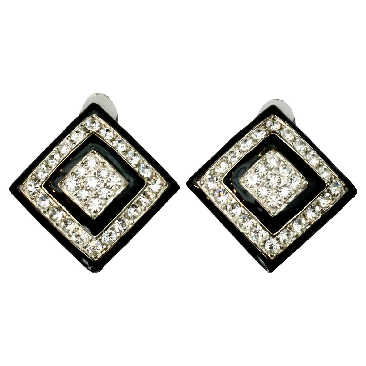 Pendientes con clip de esmalte negro y brillantes en tono plateado en venta