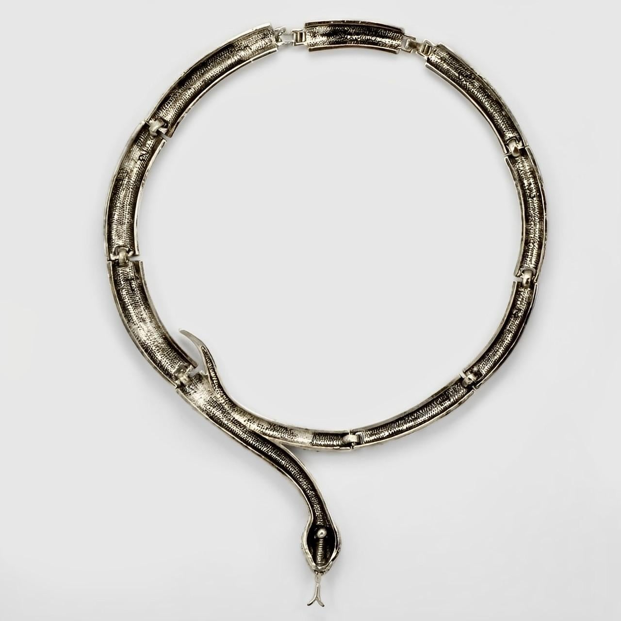 Silberfarbenes Halsband mit schwarzer Emaille und Strasssteinen in Schlangenform im Angebot 3