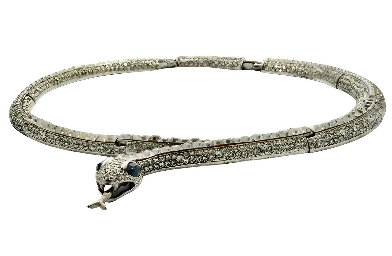 Silberfarbenes Halsband mit schwarzer Emaille und Strasssteinen in Schlangenform im Angebot 1