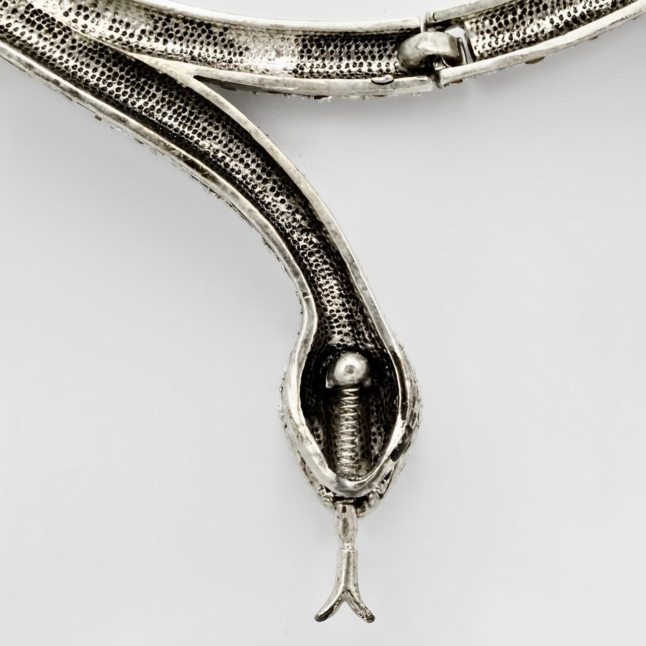 Silberfarbenes Halsband mit schwarzer Emaille und Strasssteinen in Schlangenform im Angebot 4