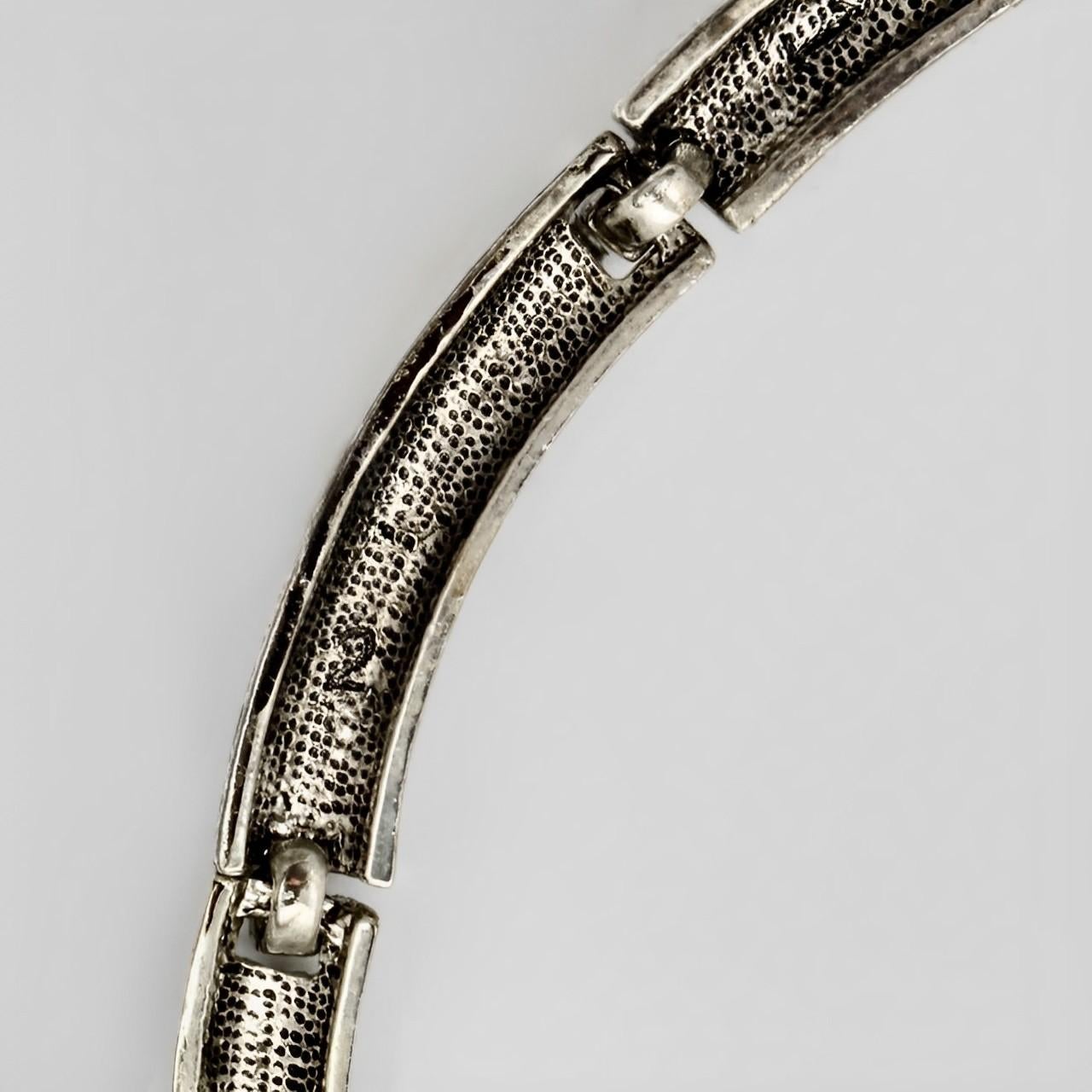 Silberfarbenes Halsband mit schwarzer Emaille und Strasssteinen in Schlangenform im Angebot 5