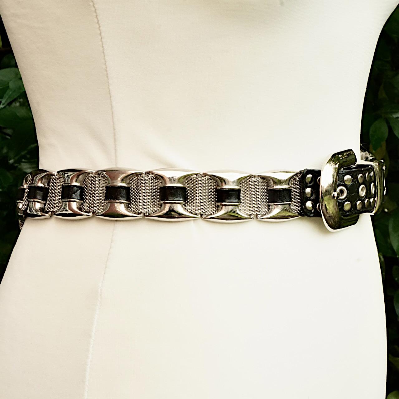 Silver Tone Black Leather and Mesh Link Belt circa 1980s In Good Condition For Sale In London, GB