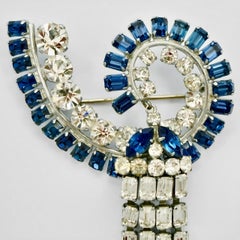 Spilla in tonalità argento con strass azzurri e trasparenti, circa 1960