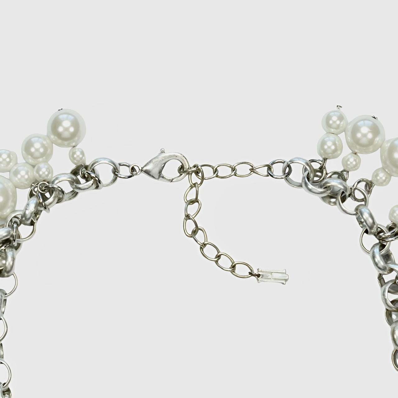 Statement-Halskette aus silberfarbener, silberfarbener Kette mit Cluster aus weißen Kunstperlentropfen im Angebot 1
