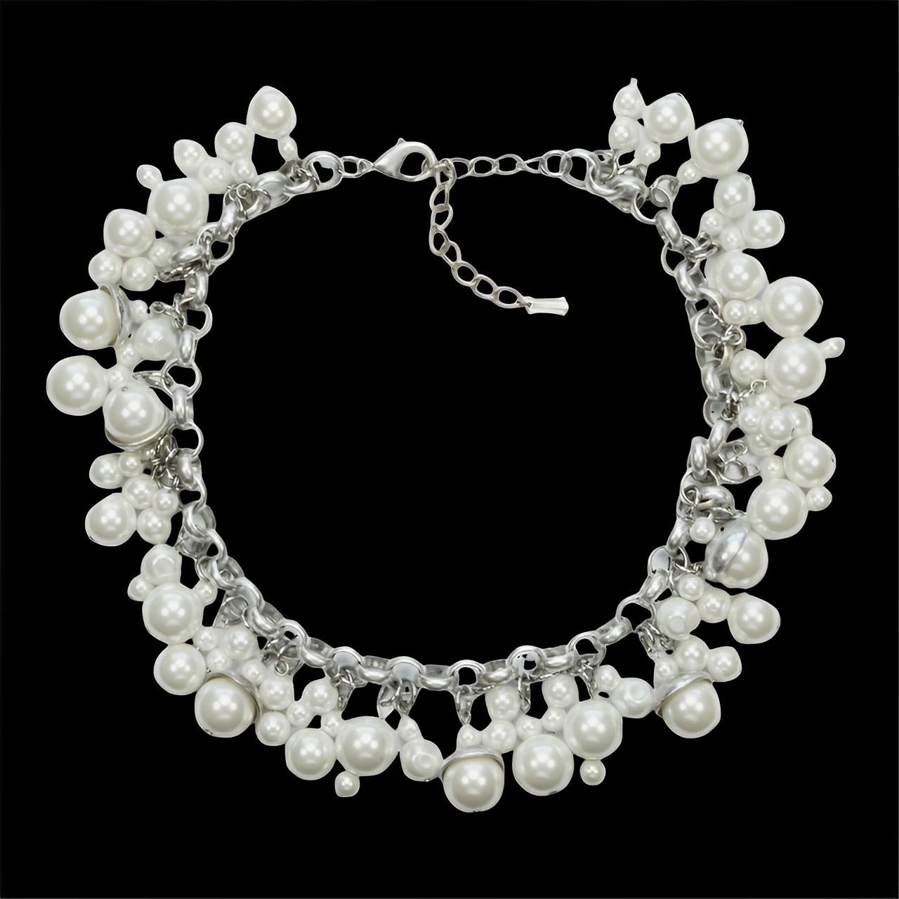 Statement-Halskette aus silberfarbener, silberfarbener Kette mit Cluster aus weißen Kunstperlentropfen im Angebot 2