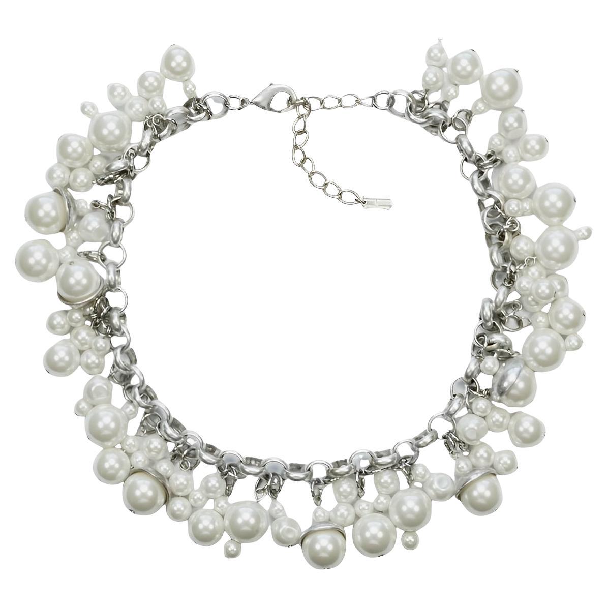 Statement-Halskette aus silberfarbener, silberfarbener Kette mit Cluster aus weißen Kunstperlentropfen im Angebot
