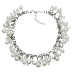 Collana a catena in tonalità argento con grappoli di gocce di perle finte bianche