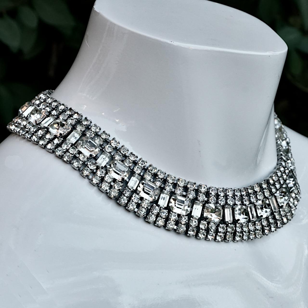Klassische Silberfarbene Silber-Halskette mit klarem Strasskragen, ca. 1950er Jahre im Zustand „Gut“ im Angebot in London, GB