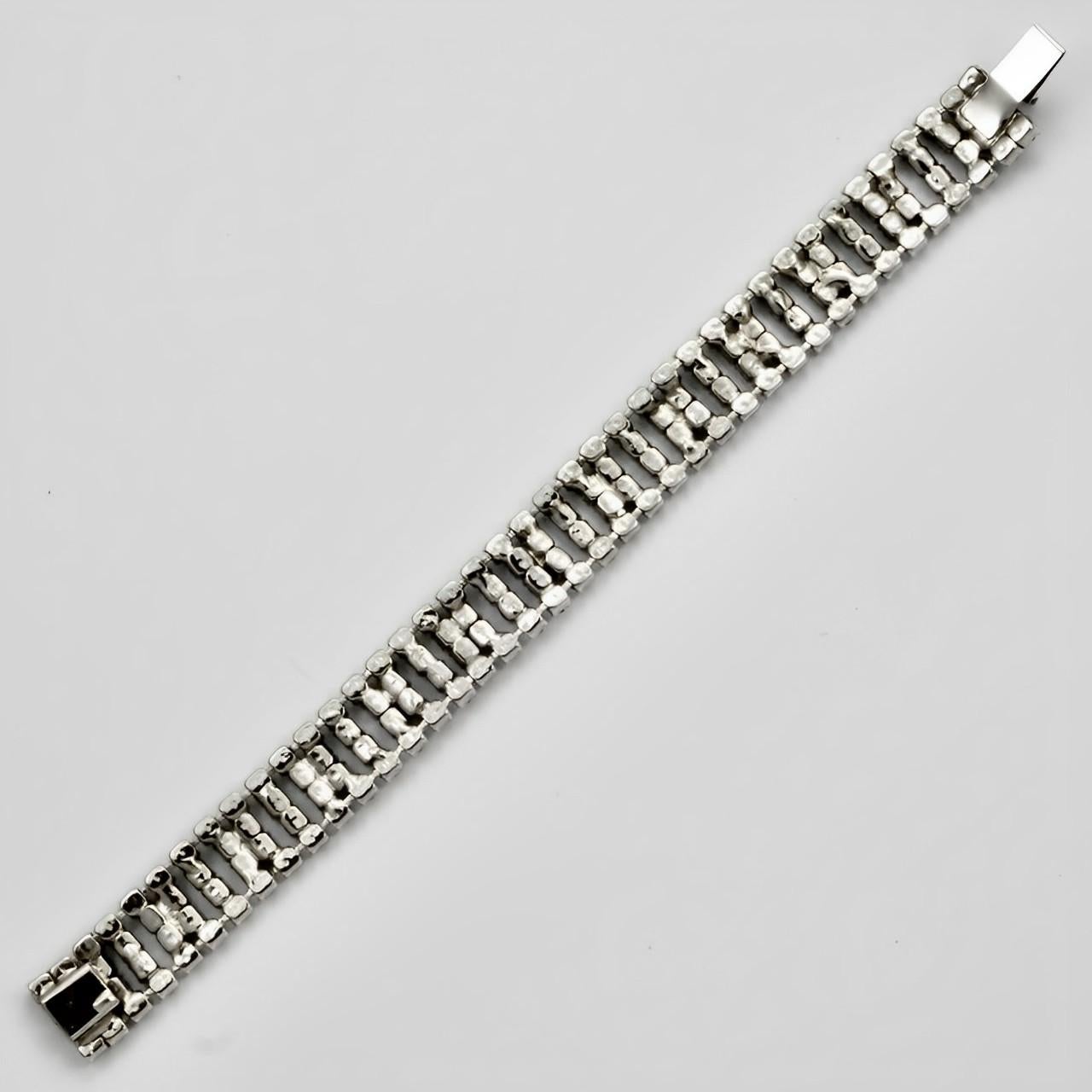 Silver Tone Clear and Blue Rhinestones Bracelet circa 1950s In Good Condition For Sale In London, GB
