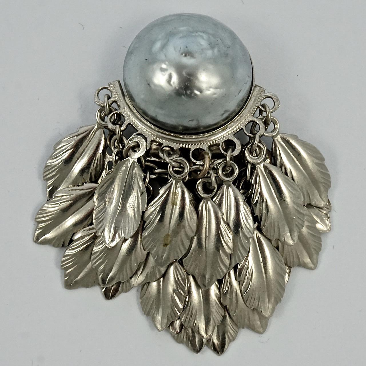Lovely silver tone clip on earrings, with grey baroque pearls and feather and chain drops. Measuring length 4.8cm / 1.9 inches, and the grey pearls are diameter 1.7cm / .66 inch.

These are beautiful and unusual vintage drop earrings.