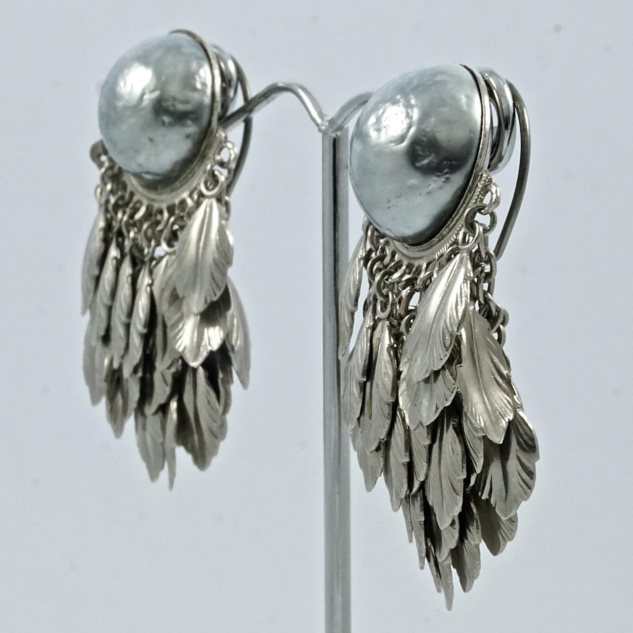 Silver Tone Grey Baroque Pearl Feather and Chain Drop Clip On Earrings In Good Condition For Sale In London, GB