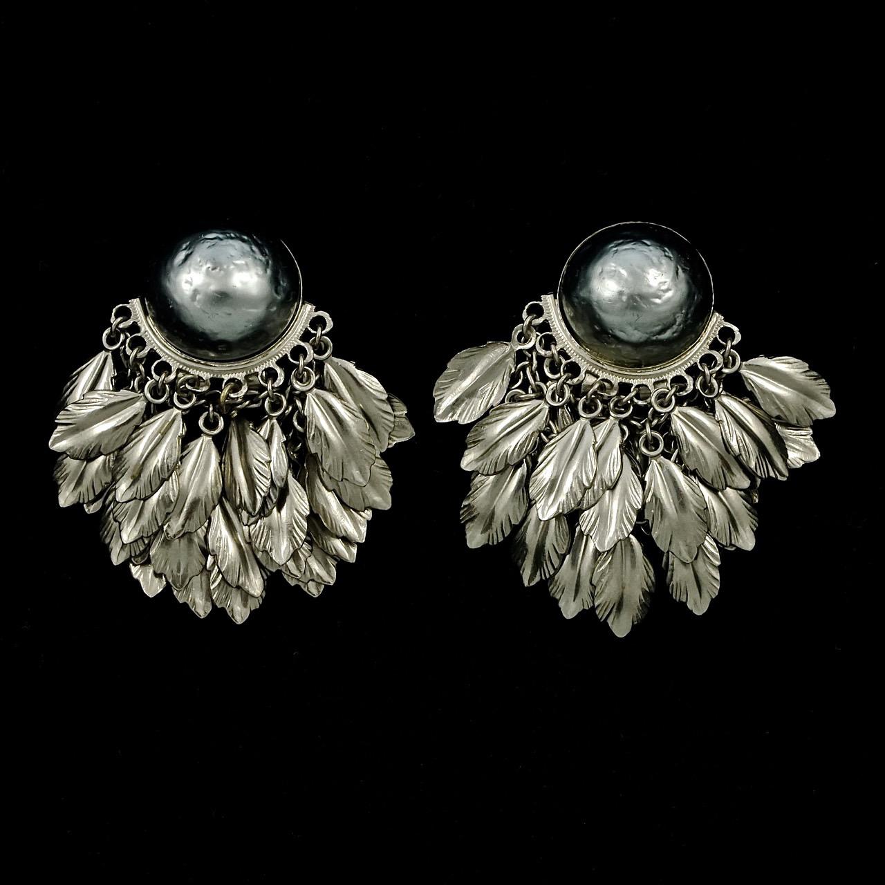 Silver Tone Grey Baroque Pearl Feather and Chain Drop Clip On Earrings For Sale 2