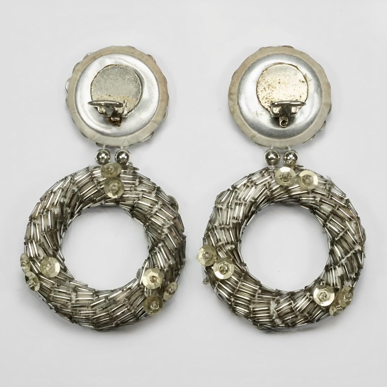 Orecchini a clip a cerchio in tonalità argento con perline di vetro e paillettes d'argento 1960 In condizioni buone in vendita a London, GB