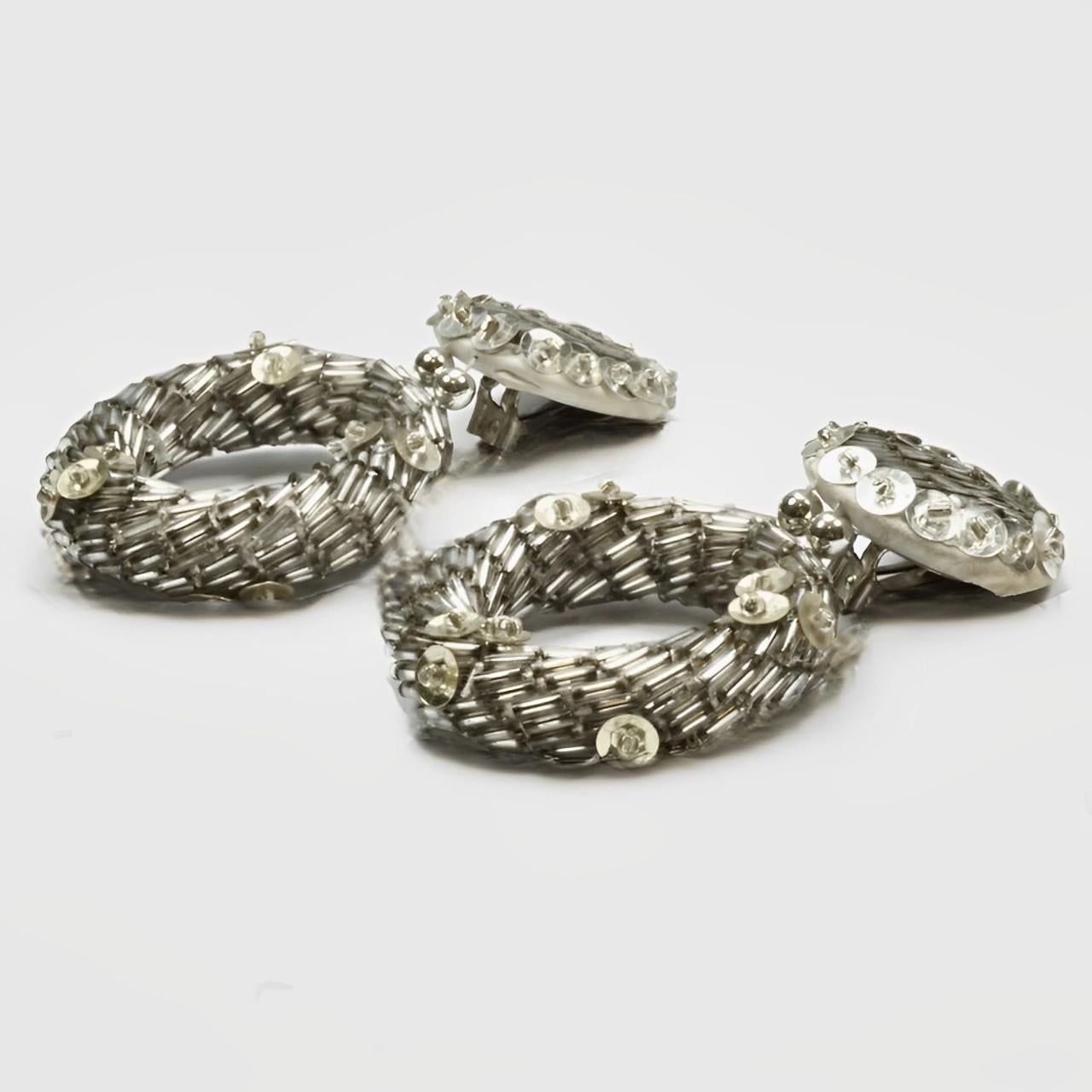 da uomo o donna Orecchini a clip a cerchio in tonalità argento con perline di vetro e paillettes d'argento 1960 in vendita