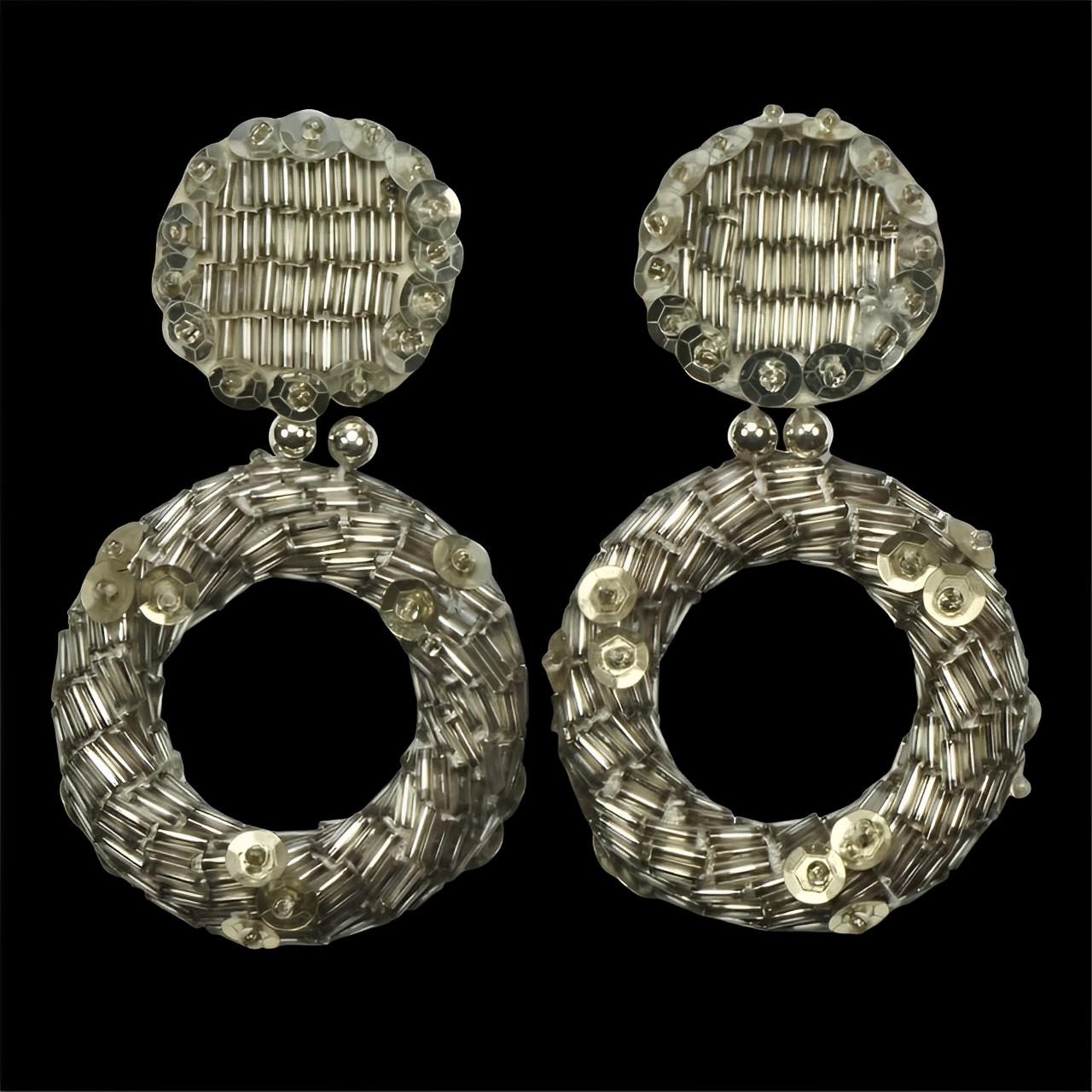 Orecchini a clip a cerchio in tonalità argento con perline di vetro e paillettes d'argento 1960 in vendita 1