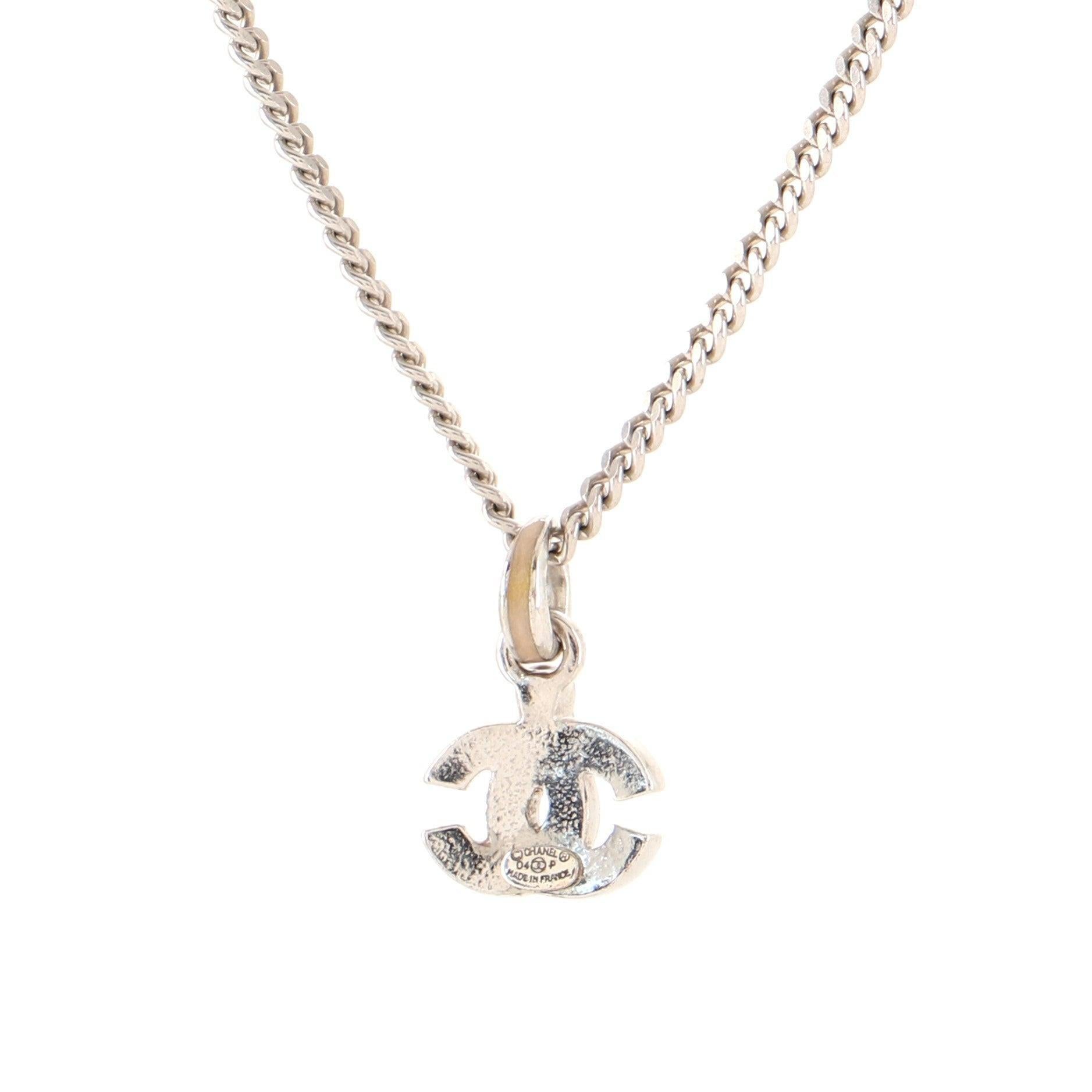 Silver-tone long chain Chanel CC necklace features a solid CC logo enamel pendant and spring ring closure.



63581MSC