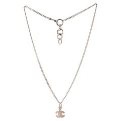 Collar Chanel CC de cadena larga en tono plateado con logotipo CC macizo esmaltado