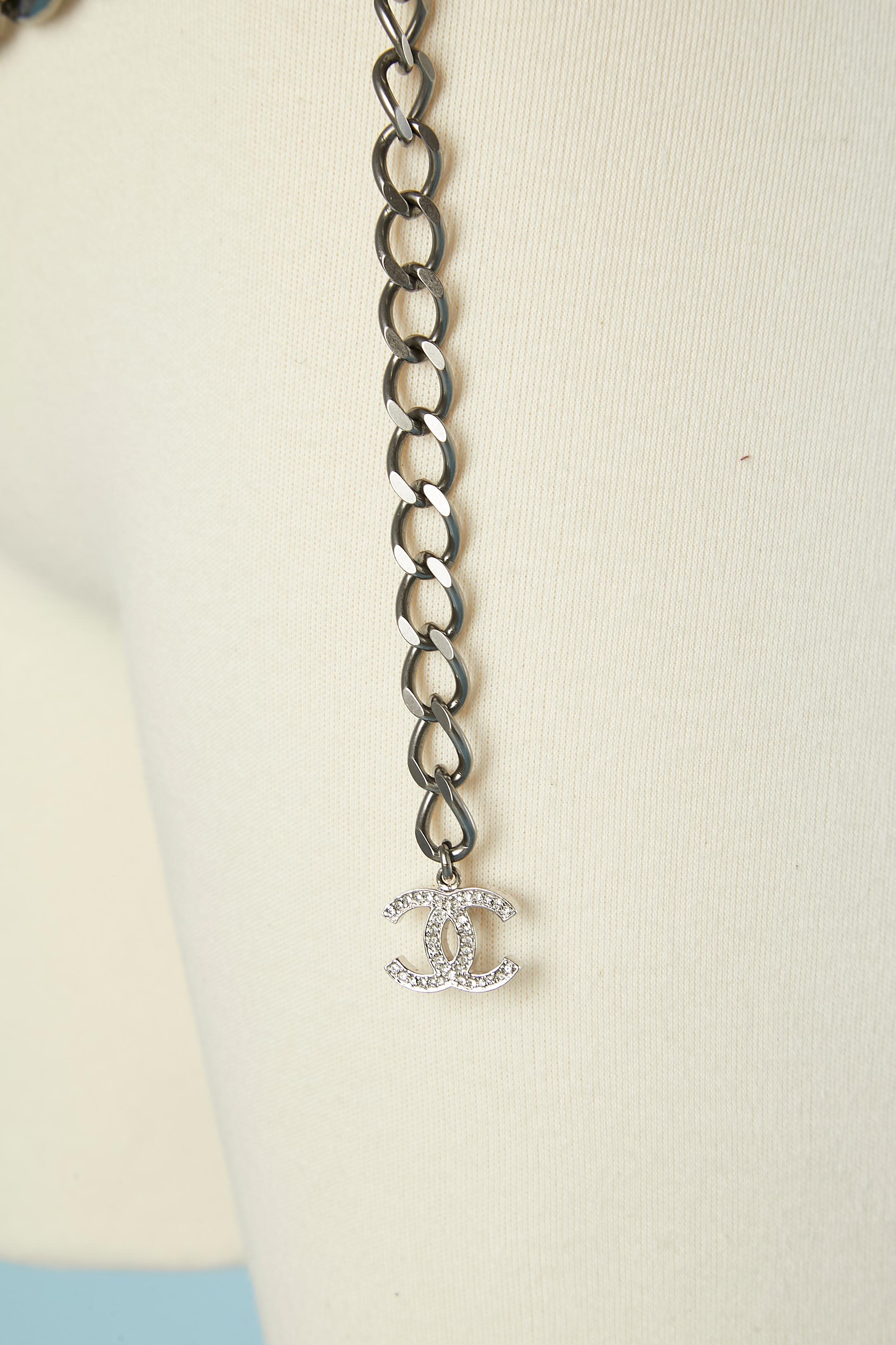 La chaîne en métal argenté et la ceinture en strass Chanel  Unisexe en vente