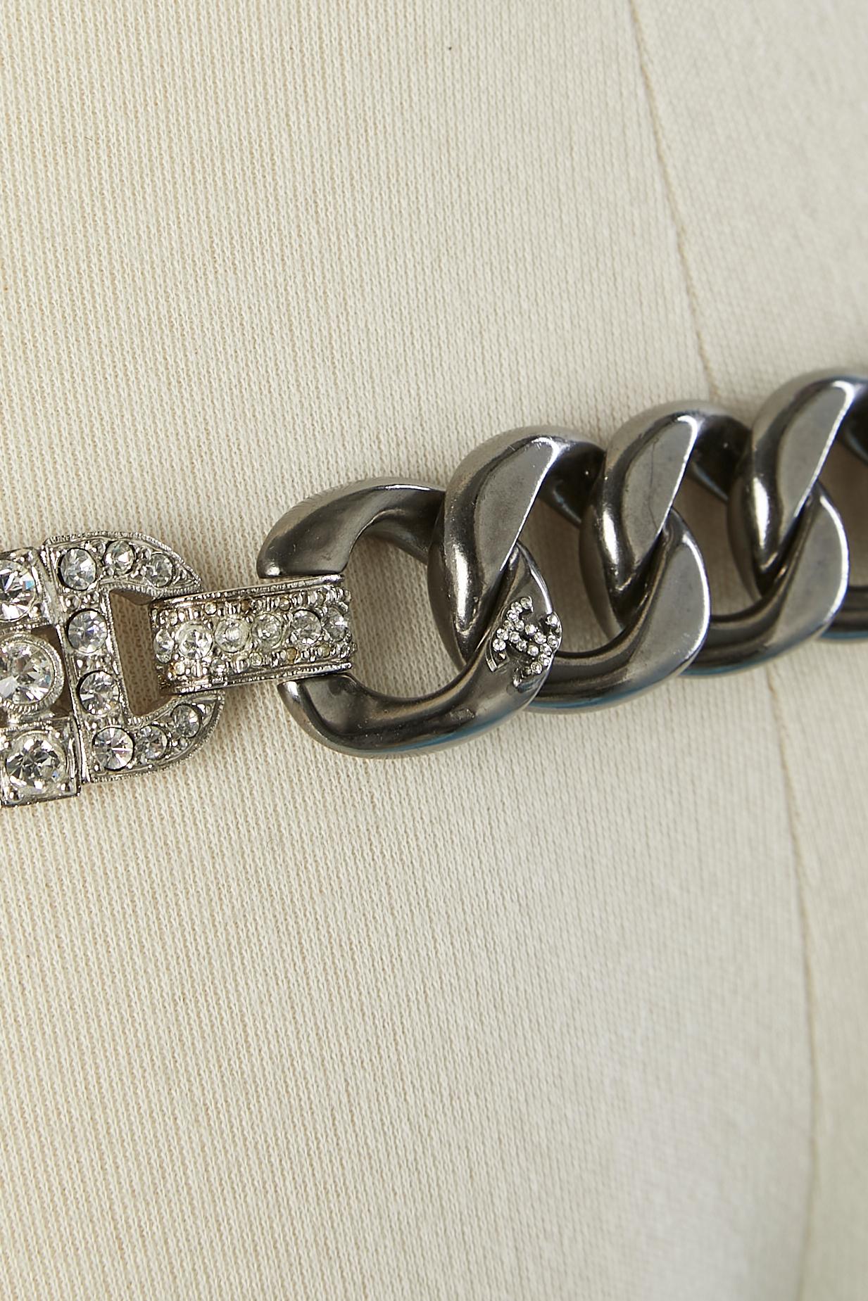 La chaîne en métal argenté et la ceinture en strass Chanel  en vente 2