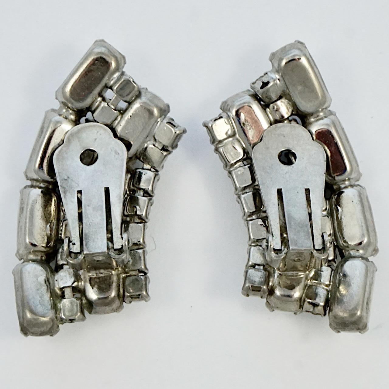 Wonderful silver tone clip on earrings, featuring white milk glass and clear rhinestones. Measuring length 3.9 cm / 1.5 inches. There is some wear to the silver tone metal.

This is a beautiful pair of glamorous climber earrings from the 1950s.